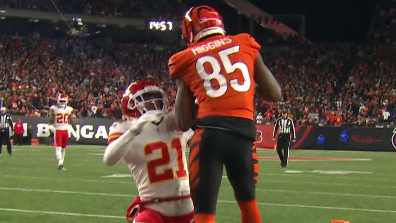 Cincinnati Bengals wide receiver Tee Higgins (85) catches a touchdown pass  against Los Angeles …