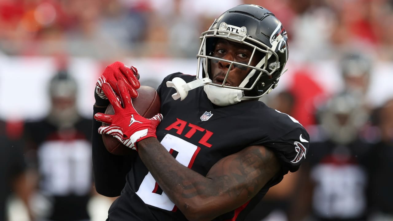 Atlanta Falcons tight end Kyle Pitts (8) runs into touch but makes the  first down against the New York Jets during an NFL International Series  game at Stock Photo - Alamy