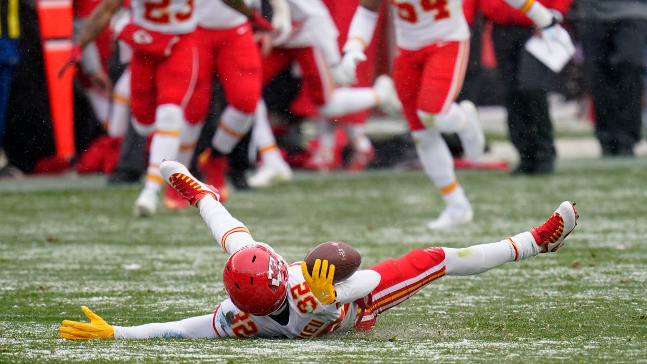 Kansas City Chiefs' 'Snow Globe' Wildcat TD negated by holding penalty