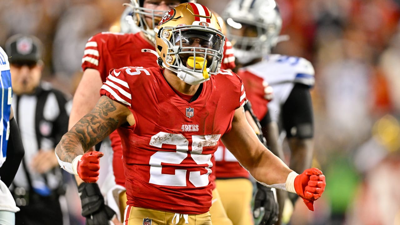 San Francisco 49ers running back Elijah Mitchell (25) warms up before an  NFL football game against the Arizona Cardinals, Sunday, Jan.8, 2023, in  Santa Clara, Calif. (AP Photo/Scot Tucker Stock Photo - Alamy