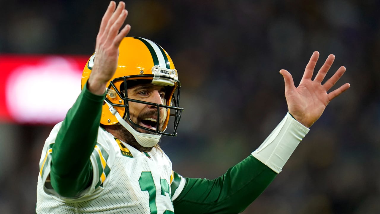 Packers QB Aaron Rodgers breaks Brett Favre’s franchise record with 443rd TD pass