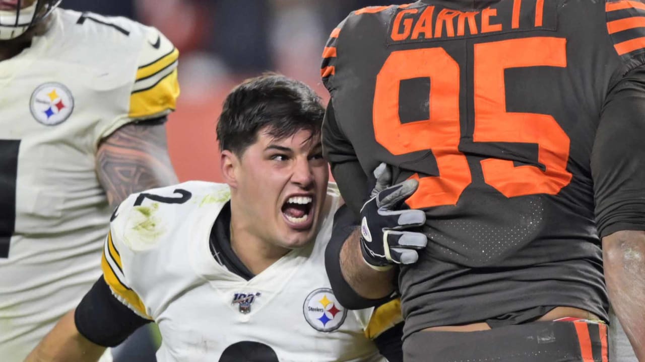 Myles Garrett hits Mason Rudolph with helmet; Steelers' linemen