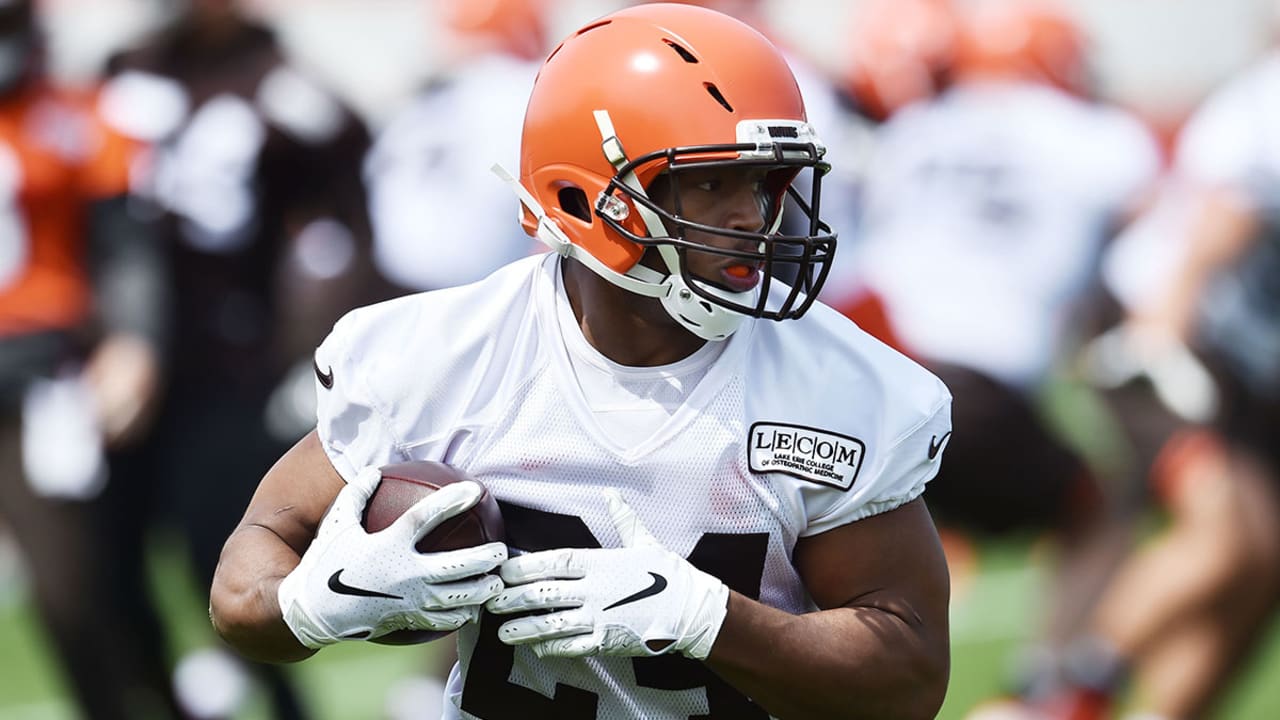 Watch Cleveland Browns RB Nick Chubb squat the equivalent of 2