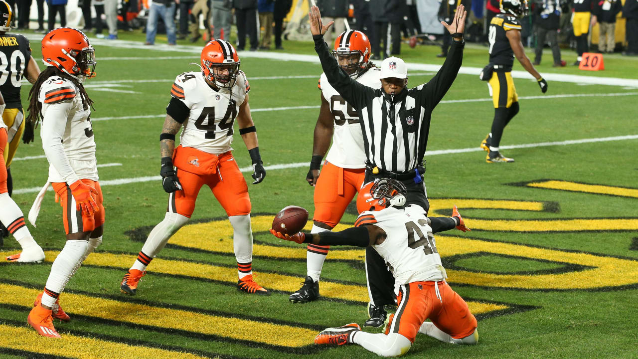 Watch the Browns score defensive TD on bad snap to Ben