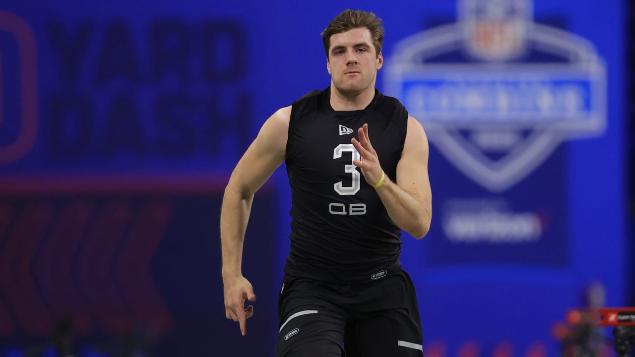 Quarterback Dustin Crum runs official 4.75-second 40-yard dash at 2022  combine