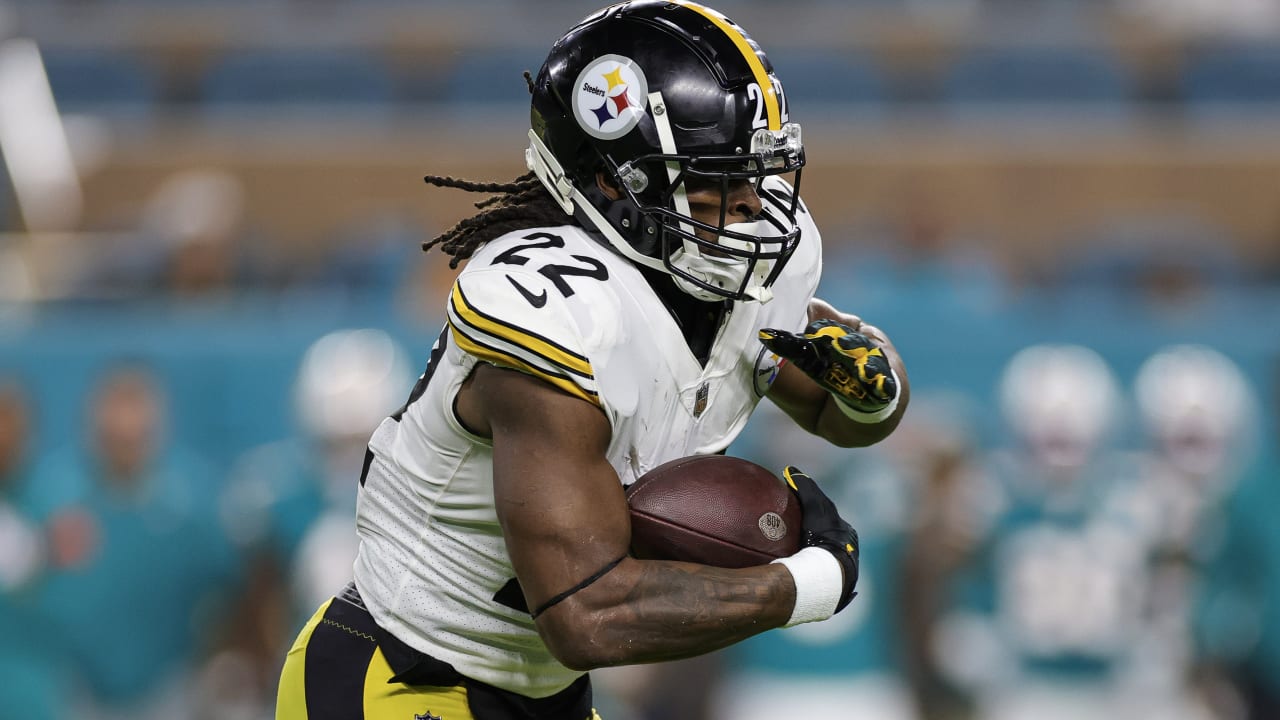 Najee Harris of the Pittsburgh Steelers jumps over defender D.J.