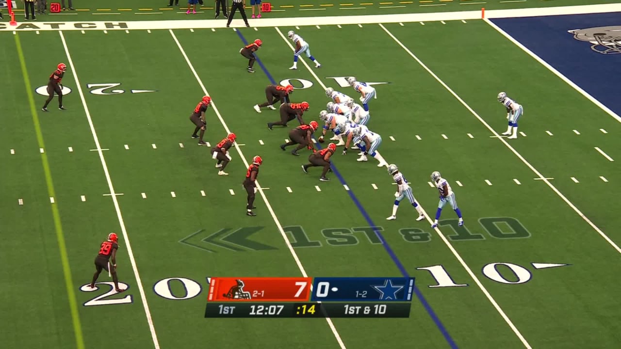 Dallas Cowboys tight end Dalton Schultz turns short play