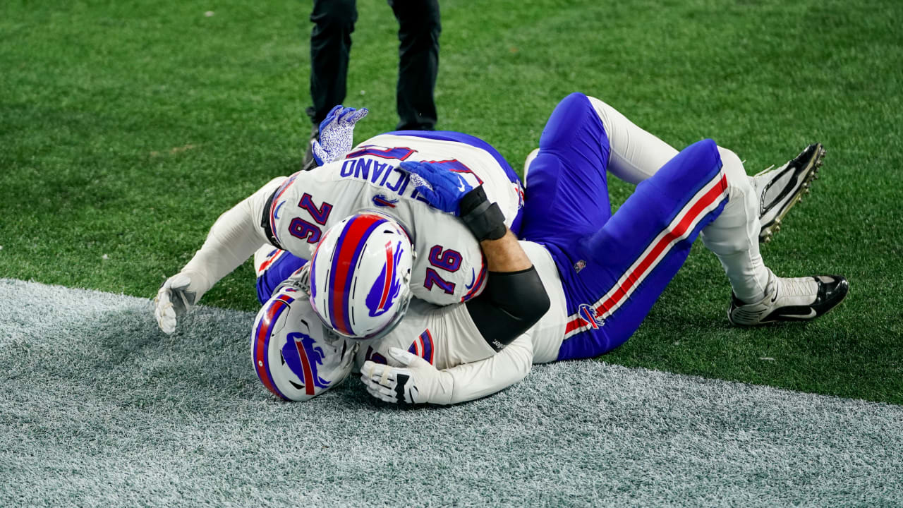 Buffalo Bills tight end Lee Smith, right, jumps into the arms of