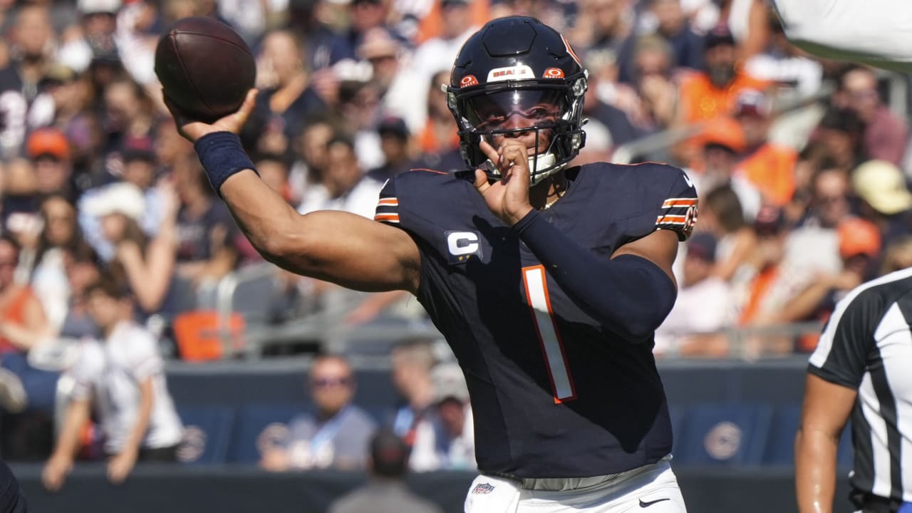 Can't-Miss Play: Chicago Bears quarterback Justin Fields Fields