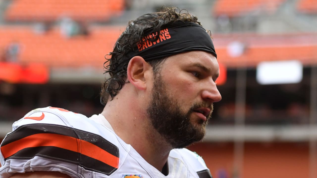 Joe Thomas' snaps streak ends after triceps injury