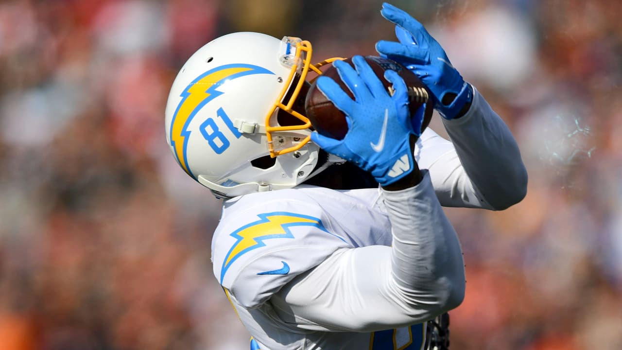 Los Angeles Chargers wide receiver Mike Williams (81) makes a catch over Las  Vegas Raiders stro …