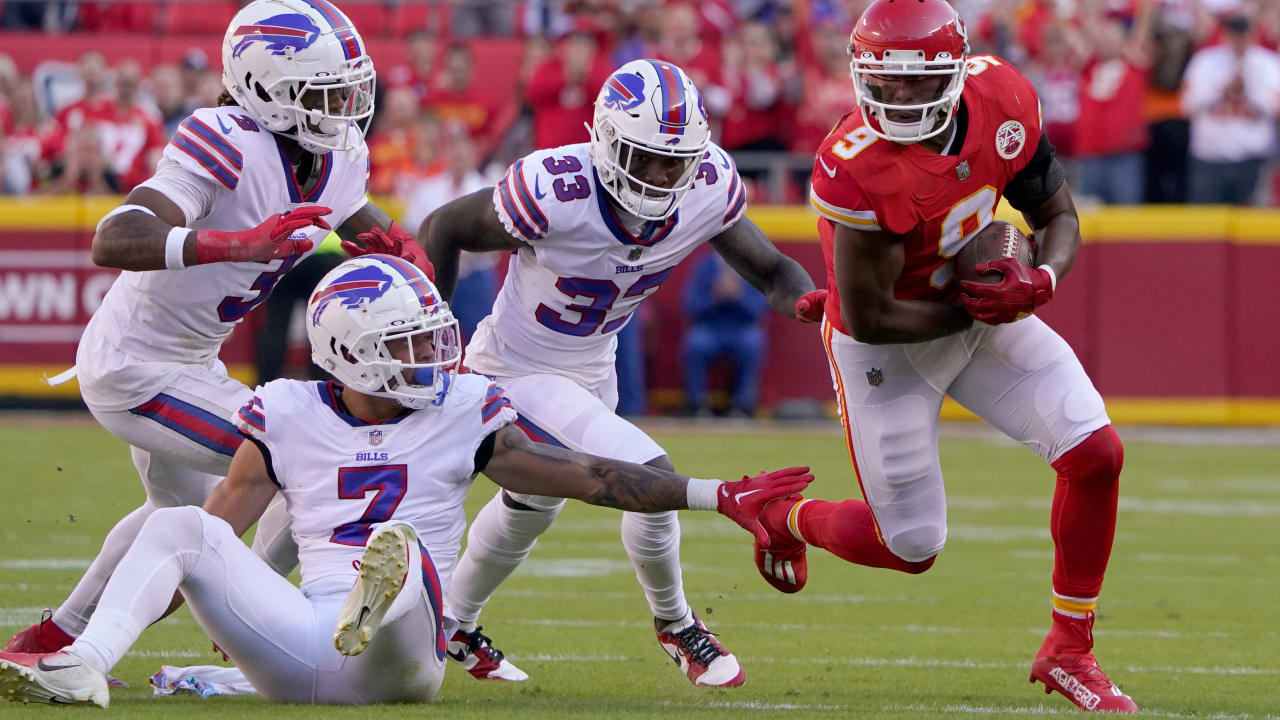 Can't-Miss Play: Kansas City Chiefs wide receiver JuJu Smith-Schuster slips  away from THREE Buffalo Bills on 42-yard TD