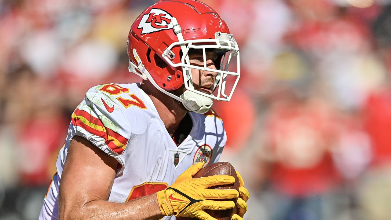 Kansas City Chiefs tight end Travis Kelce (87) lines up against the Arizona  Cardinals during the first half of an NFL pre-season football game,  Saturday, Aug. 21, 2023, in Glendale, Ariz. (AP