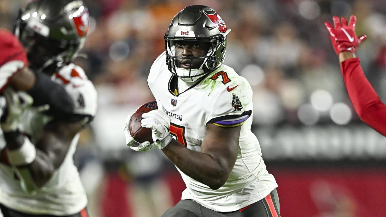 November 28, 2021: Tampa Bay Buccaneers running back Leonard Fournette (7)  runs with the ball for yardage during NFL football game action between the  Tampa Bay Buccaneers and the Indianapolis Colts at