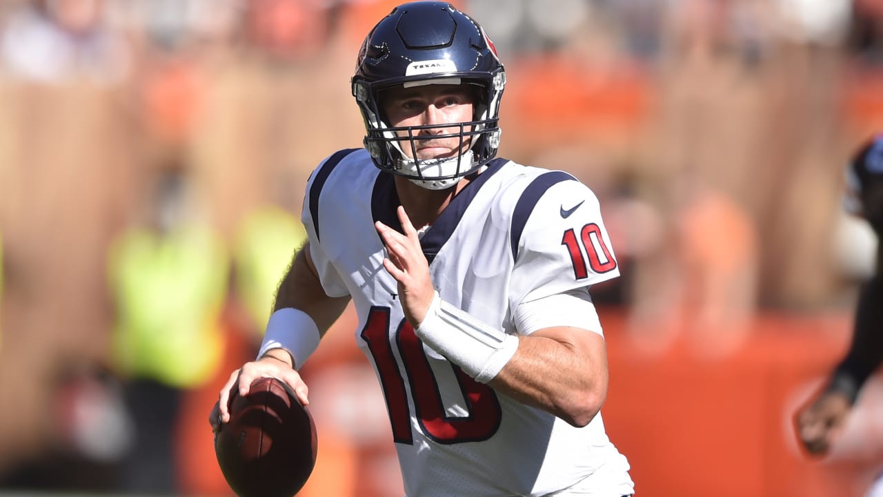 Houston Texans quarterback Davis Mills watches his pass during an NFL  football training camp practice Friday, July 29, 2022, in Houston. (AP  Photo/David J. Phillip Stock Photo - Alamy