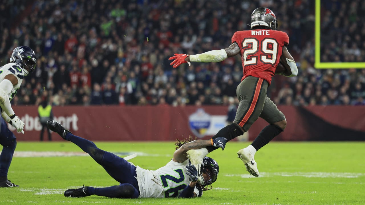 Bucs RB Rachaad White throws epic stiff-arm to finish off long run