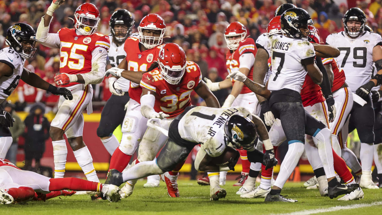 EAST RUTHERFORD, NJ - DECEMBER 22: Jacksonville Jaguars running back Travis  Etienne Jr. (1) during the National Football League game between the New  York Jets and the Jacksonville Jaguars on December 22