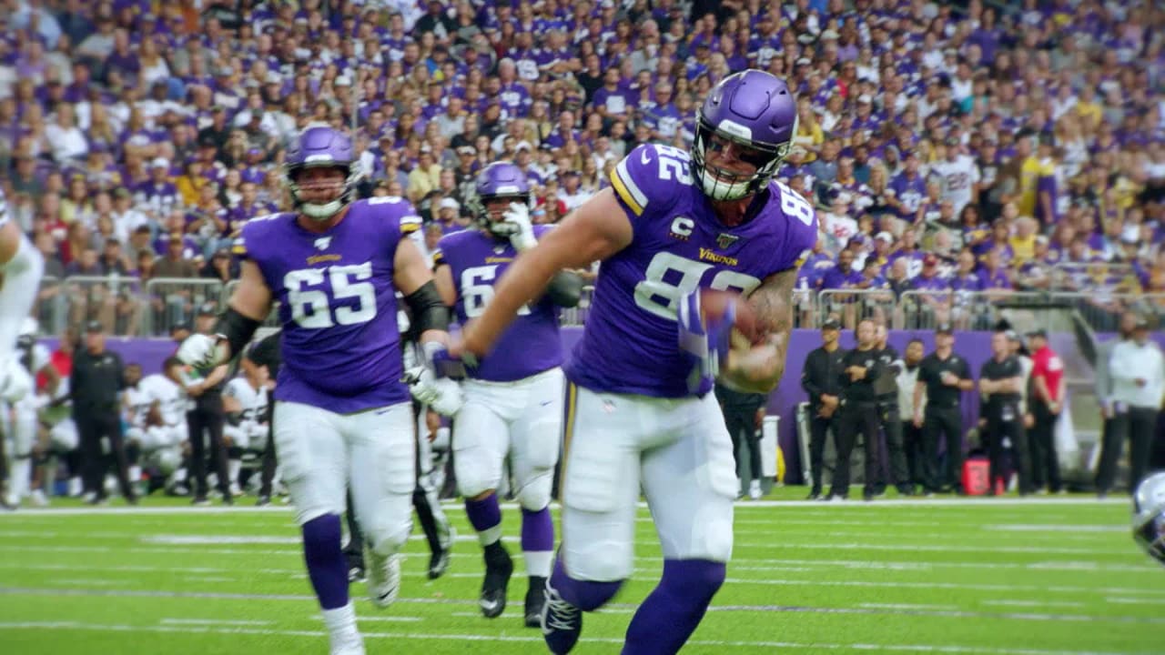 Vikings' Kyle Rudolph's Christmas Eve Cleats are Perfection (Video)