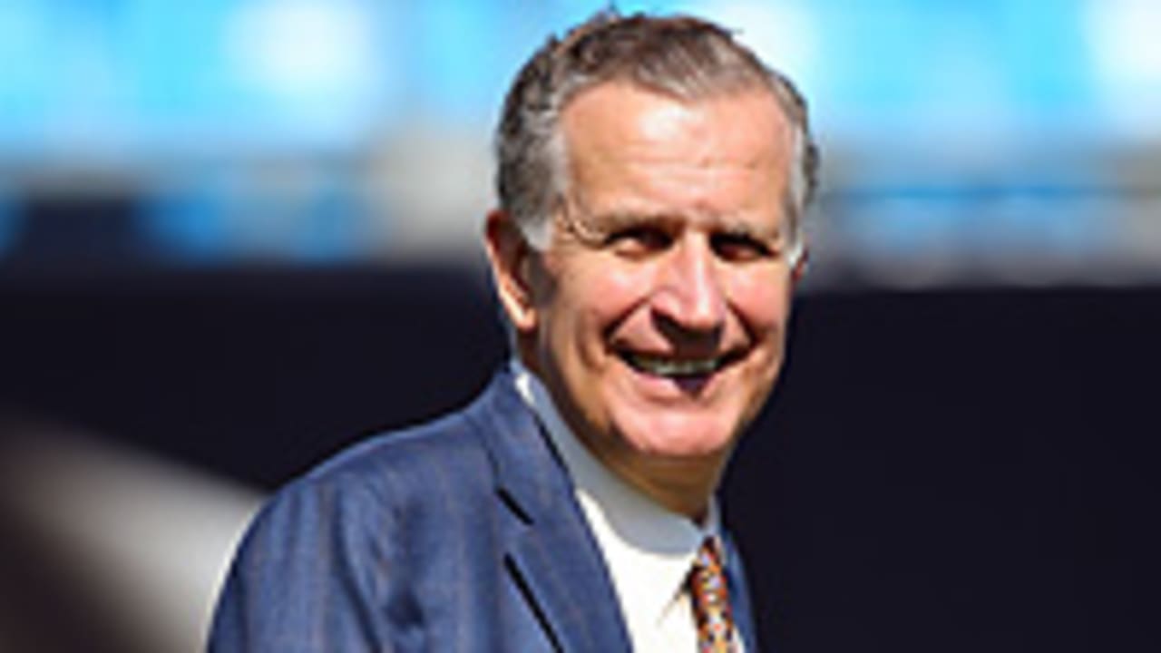 Paul-Tagliabue-121105-Spot.jpg