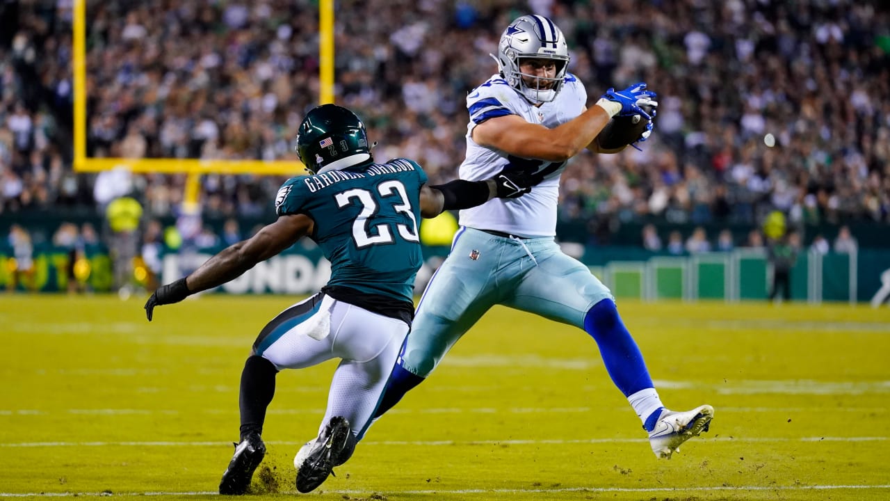 October 16, 2022, Philadelphia, PA, USA: October 16, 2022: Philadelphia  Eagles linebacker Kyzir White (43) tackles Dallas Cowboys tight end Jake  Ferguson (87) after a catch during the NFL football matchup between