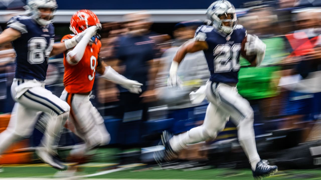 Arlington, Texas, USA. 29th Dec, 2019. Dallas Cowboys running back Tony  Pollard (20) tries to pull down a high pass during an NFL football game  between the Washington Redskins and Dallas Cowboys