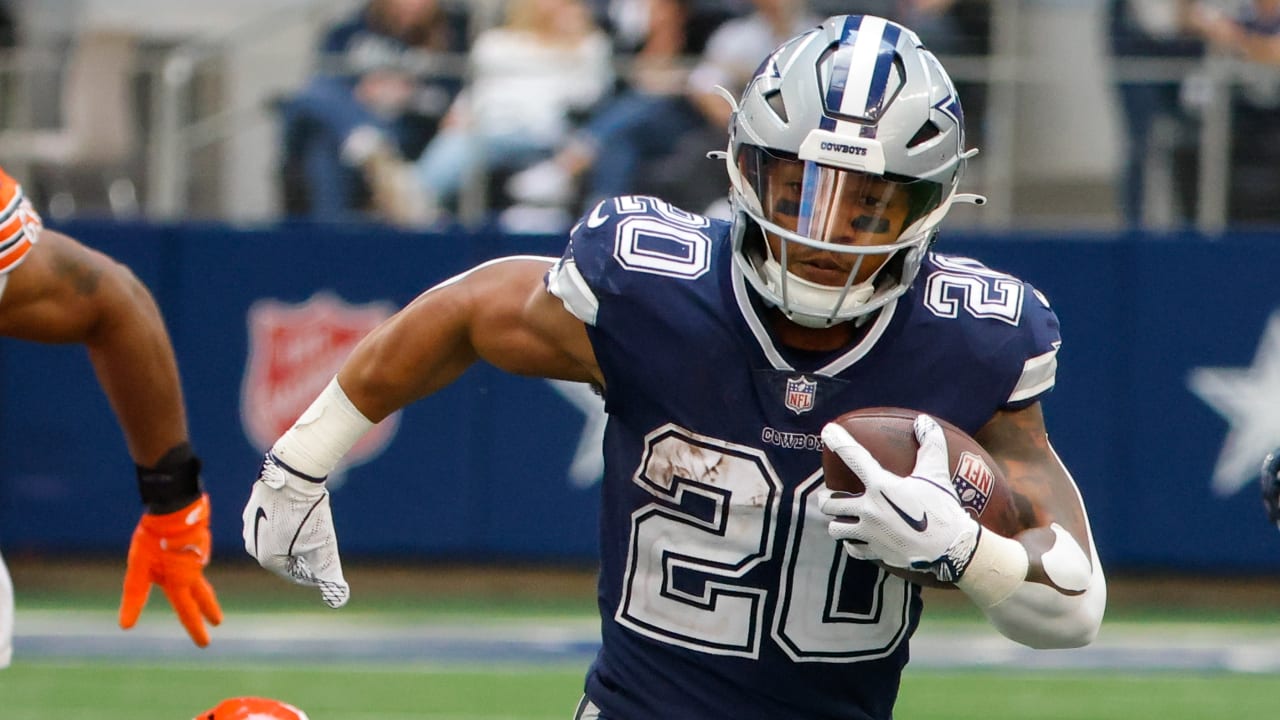 Arlington, Texas, USA. 29th Dec, 2019. Dallas Cowboys running back Tony  Pollard (20) tries to pull down a high pass during an NFL football game  between the Washington Redskins and Dallas Cowboys