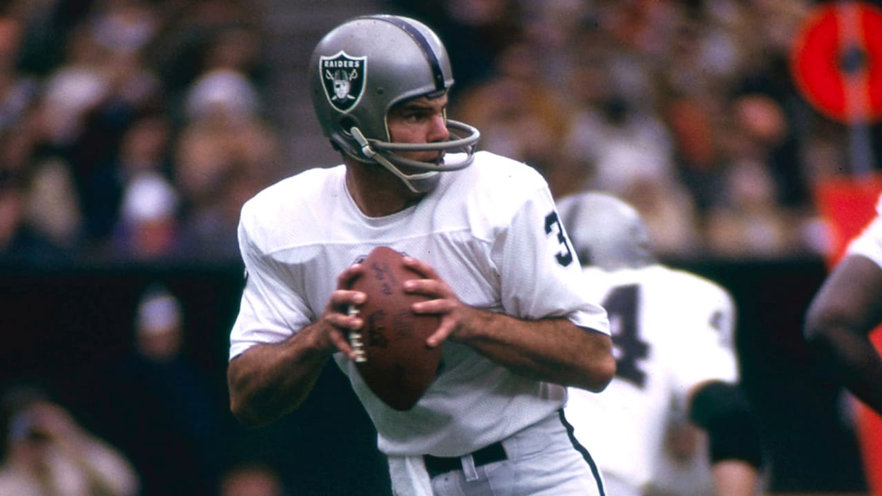 Oakland Raiders quarterback Daryle Lamonica looks to throw downfield  News Photo - Getty Images