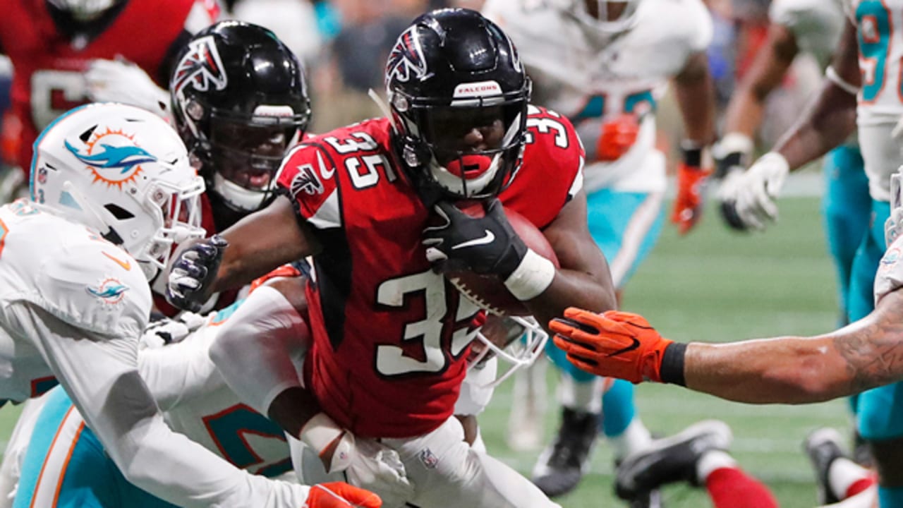 Malik Williams weaves through defenders for a touchdown