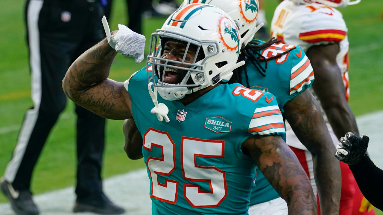 Miami Dolphins cornerback Xavien Howard agrees to a five-year