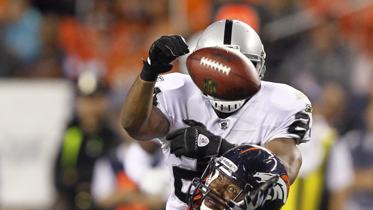 New York Giants line backer Spencer Paysinger grabs the facemask