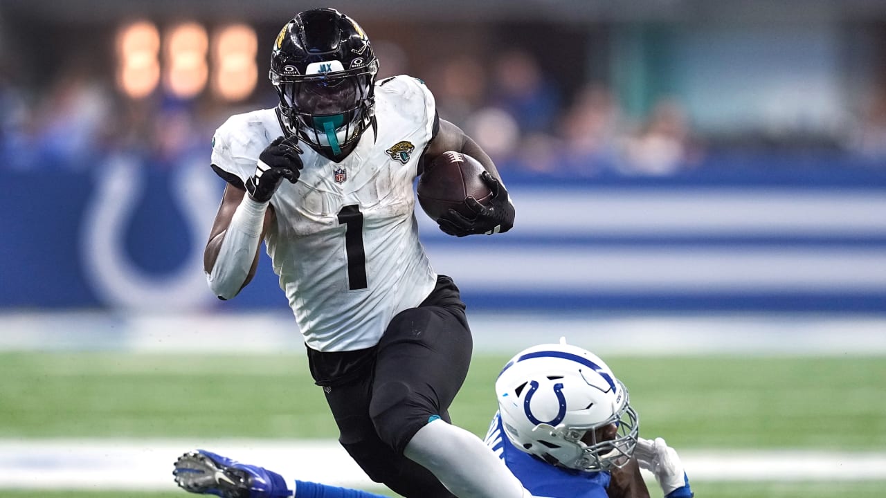 Jacksonville, Florida, USA. 06th Nov, 2022. November 6, 2022: Jacksonville  Jaguars running back Travis Etienne Jr. (1) runs the ball during a game  against the Las Vegas Raiders in Jacksonville, FL. Romeo