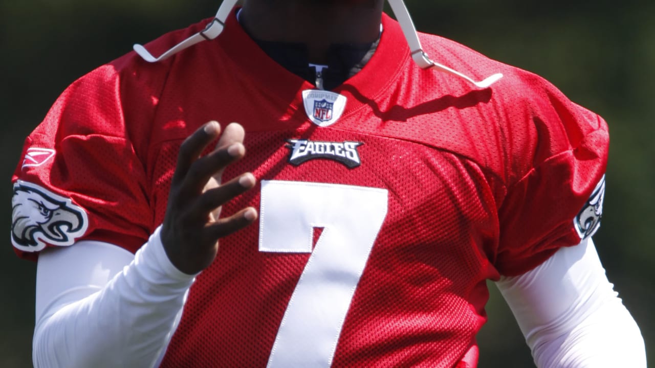 Vick joins Eagles at practice and is throwing hard