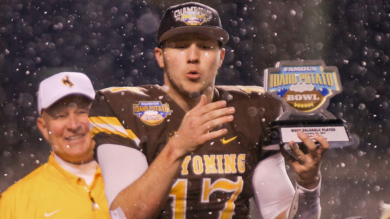 Josh Allen's FINAL College Game! (2017 Famous Idaho Potato Bowl CMU vs.  Wyoming) 