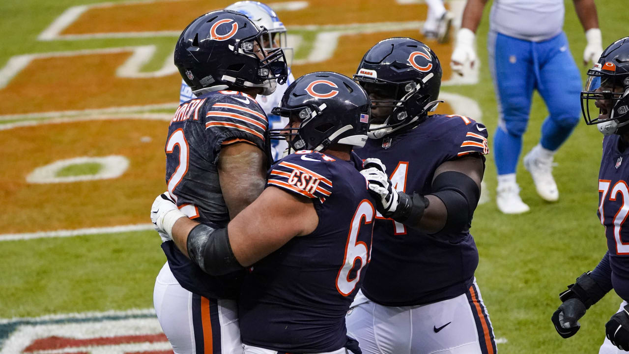 Chicago Bears running back David Montgomery's simultaneous stiffarm