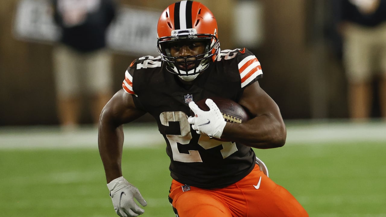 Kareem Hunt reps Nick Chubb jersey before Browns return