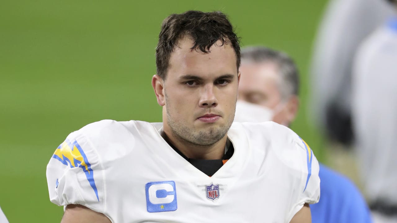 Los Angeles Chargers' Hunter Henry, right, makes a catch as