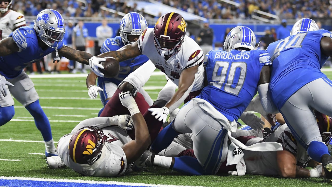 DETROIT, MI - SEPTEMBER 18: Washington Commanders running back Antonio  Gibson (24) dives into the end zone for a touchdown during the Detroit Lions  versus the Washington Commanders game on Sunday September