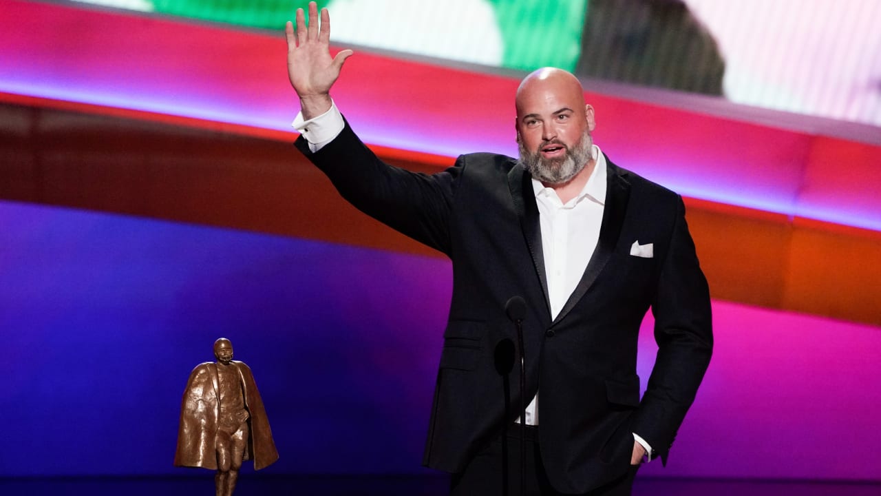 Andrew Whitworth Named Walter Payton 'Man of the Year' at NFL Honors