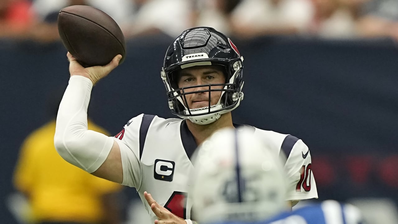 O.J. Howard of the Houston Texans gets set against the Washington