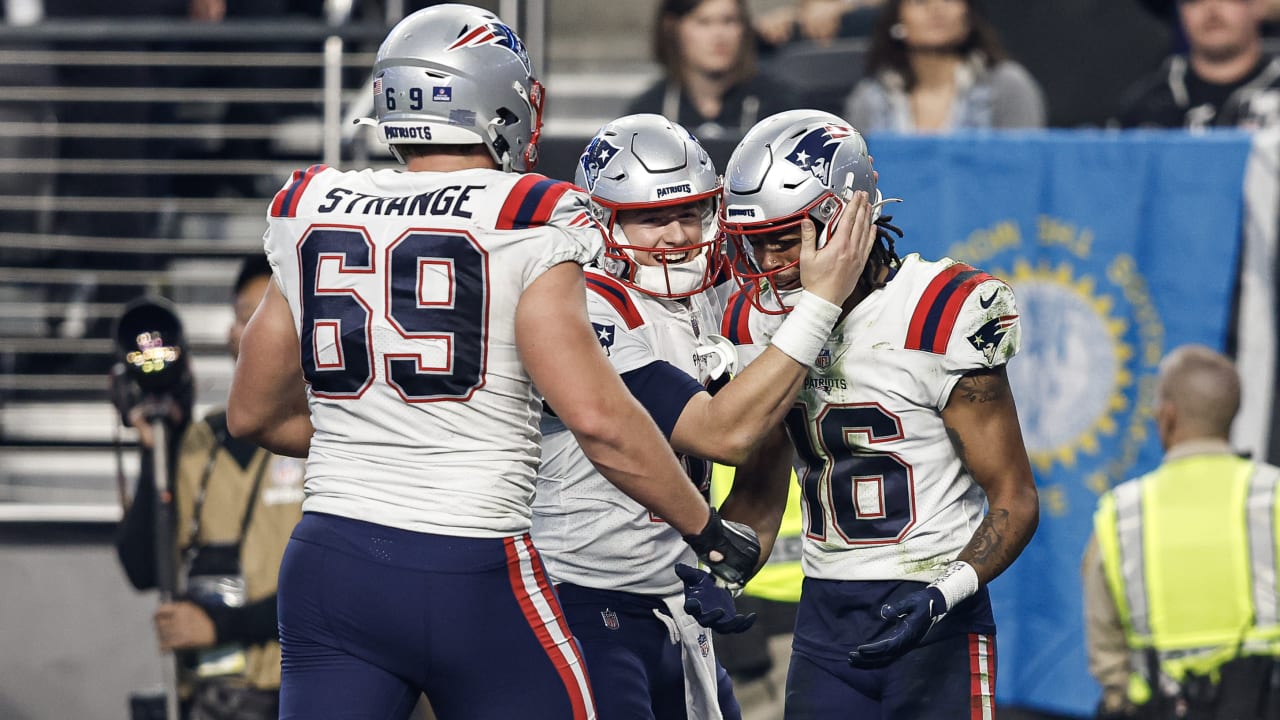 New England Patriots wide receiver Jakobi Myers' two-point-conversion catch  extends the Pats' lead to seven points in the fourth quarter