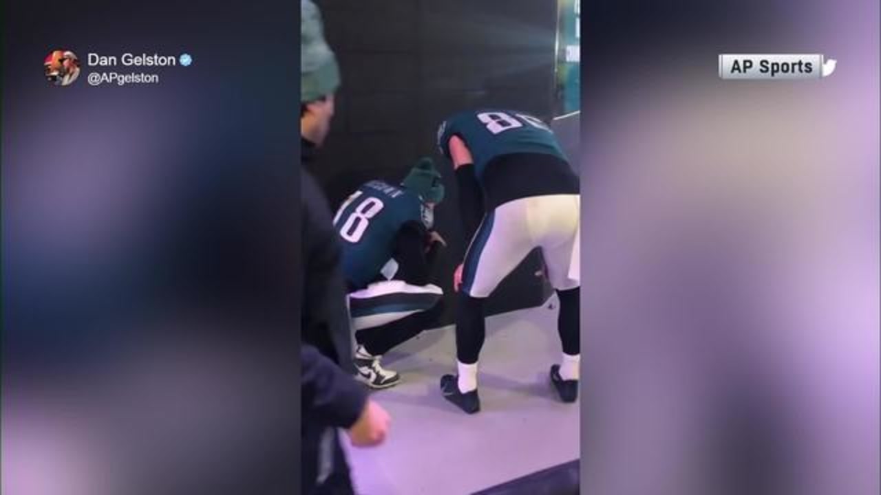 Josh McCown drops to his knees in emotion after NFC Wild Card loss to  Seahawks