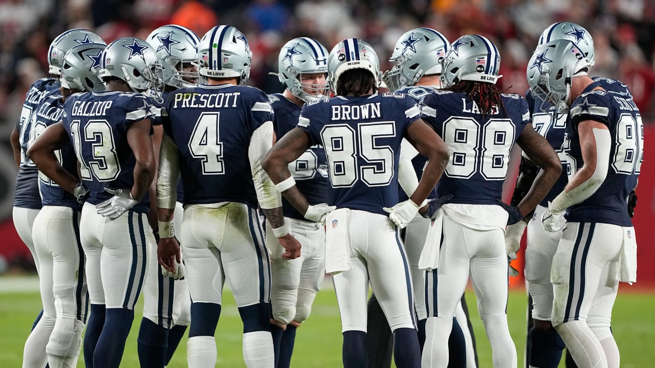 NFL Network reporter Jane Slater interviews works from the end zone after  an NFL football game between the Minnesota Vikings and Dallas Cowboys in  Arlington, Texas, Sunday, Nov. 10, 2019. (AP Photo/Michael