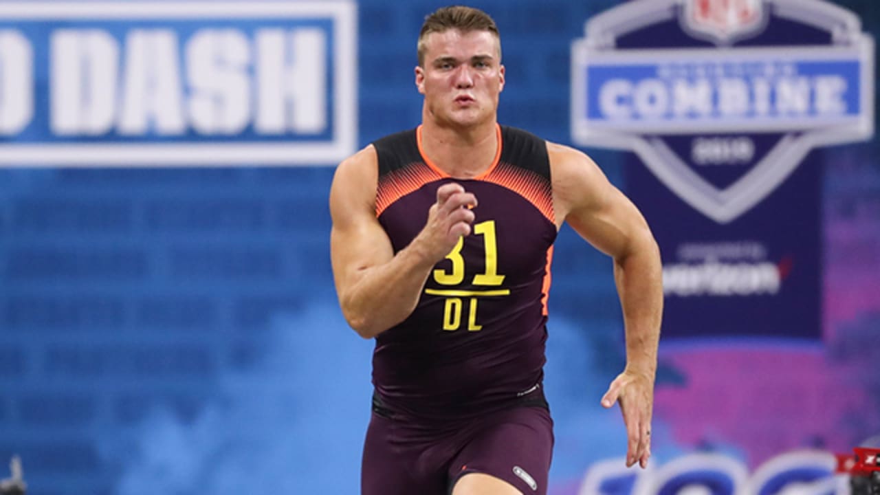 University of Charleston defensive end John Cominsky runs an official 4.69  40-yard dash at 2019 NFL Combine