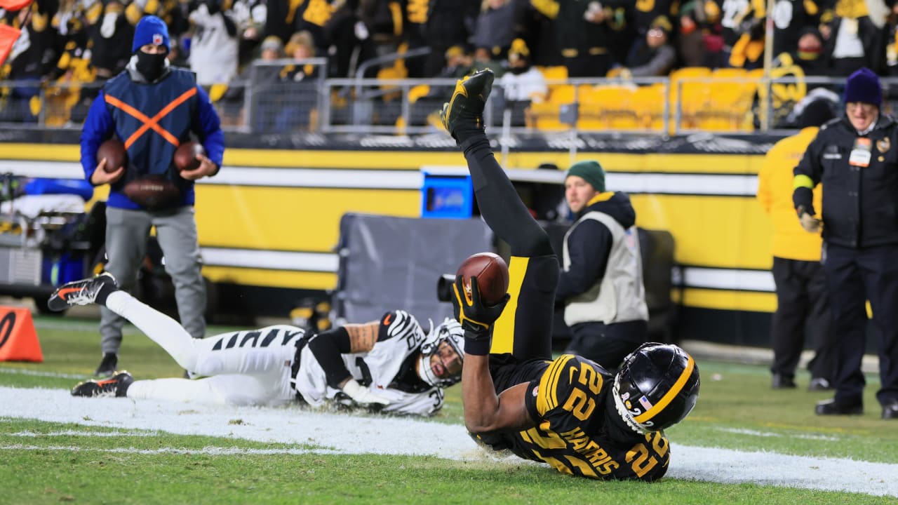 LOOK: Twitter reacts to Najee Harris hurdling a defender for a TD