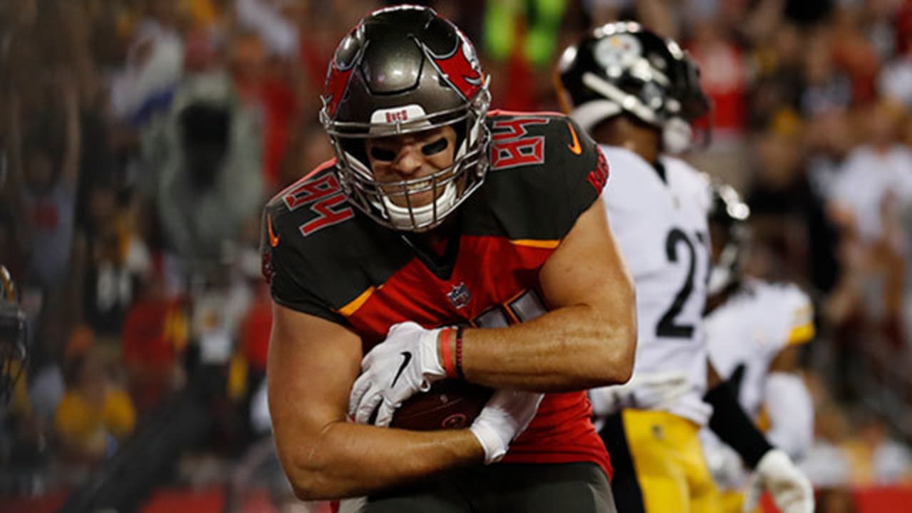 Tampa Bay Buccaneers quarterback Ryan Fitzpatrick (14) celebrates with  tight end Cameron Brate (84) after Brate caught a 4-yard touchdown pass  against the Pittsburgh Steelers during the first half …