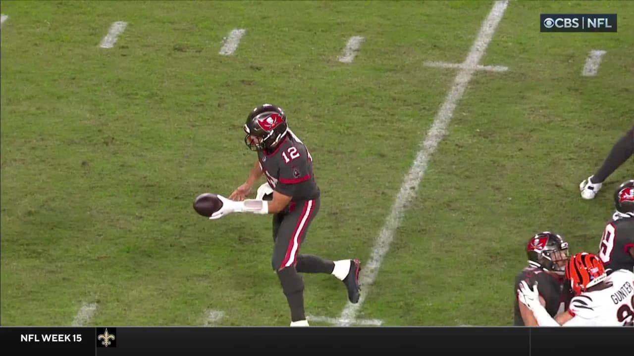 Tampa Bay Buccaneers get gift-wrapped turnover on fumbled third-down toss  play