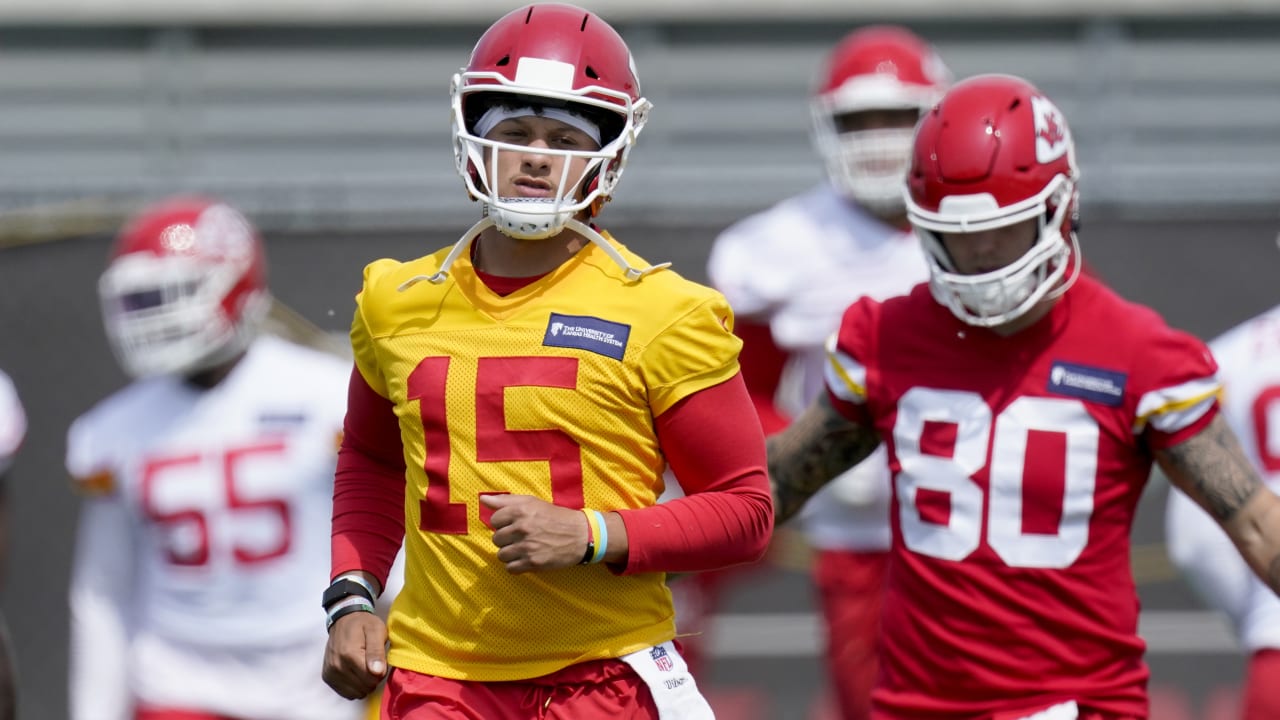 NFL predictions: CBS analysts pick Chiefs to finish last in AFC West