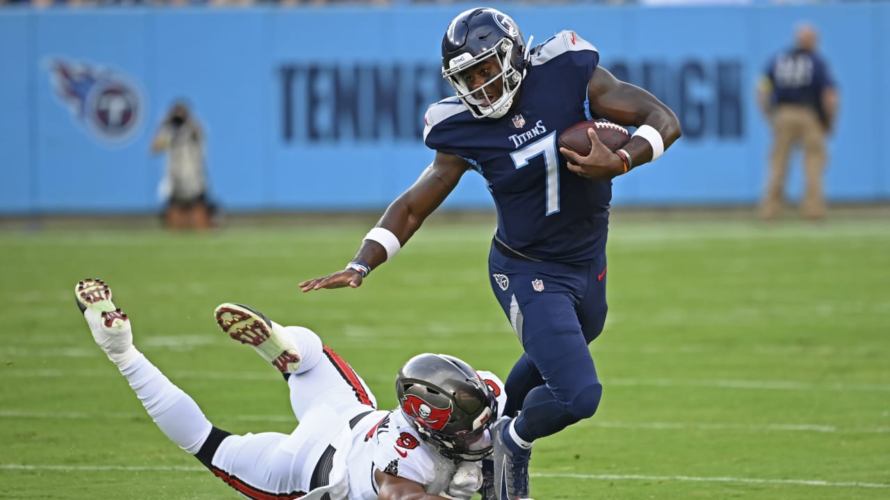 Tampa Bay Buccaneers contain Tennessee Titans rookie quarterback Malik