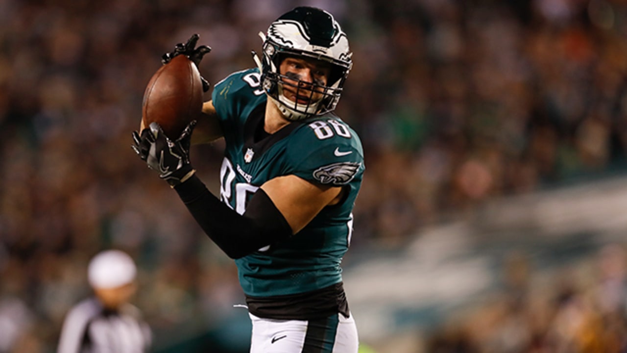 Ertz snatches Wentz's high fastball for 20 yards