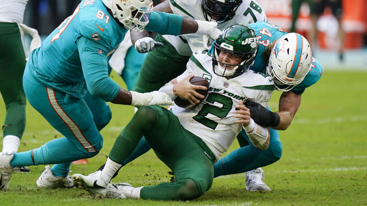 Miami Dolphins inside linebacker Andrew Van Ginkel (43) defends